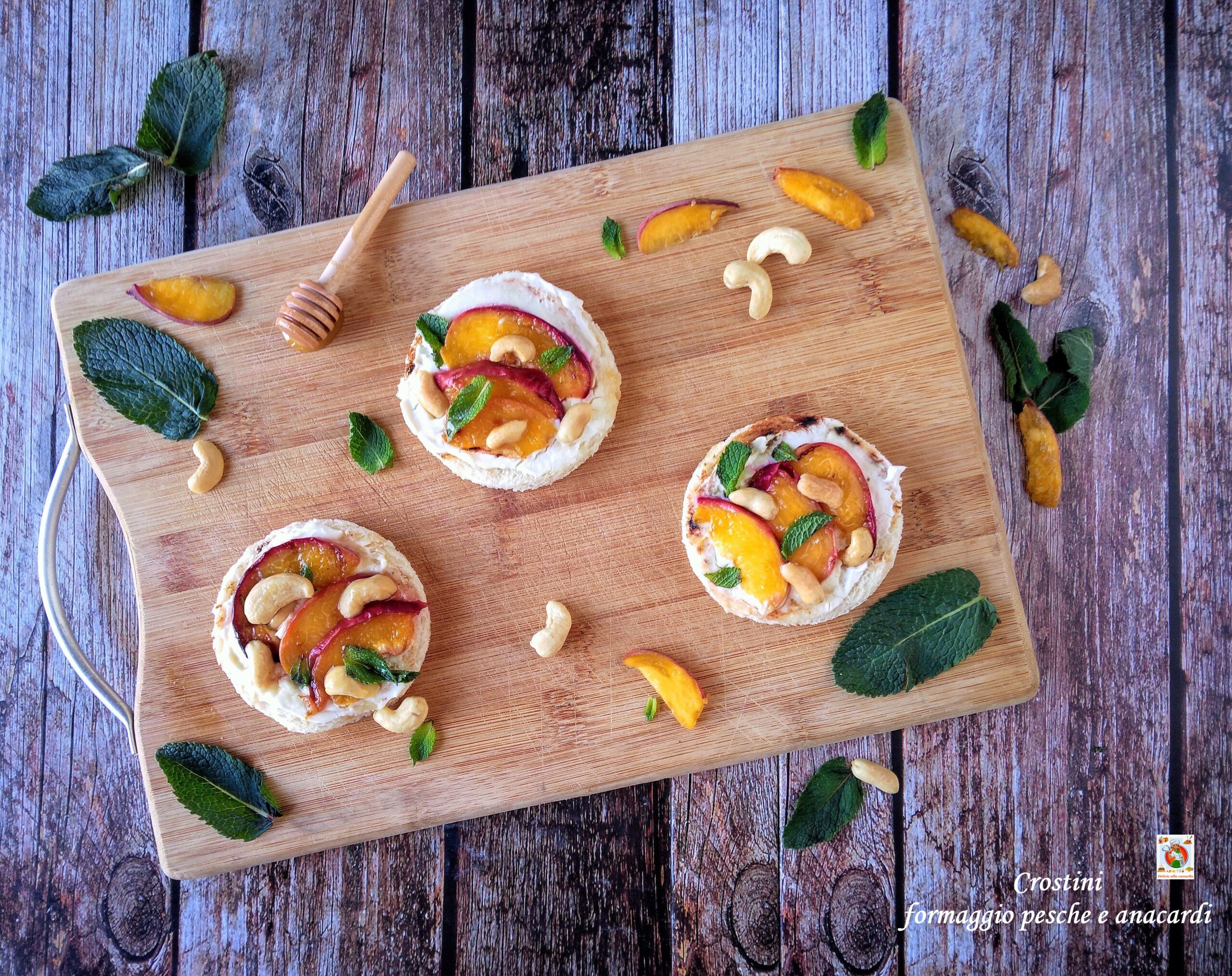 Crostini met kaas, perziken en cashewnoten