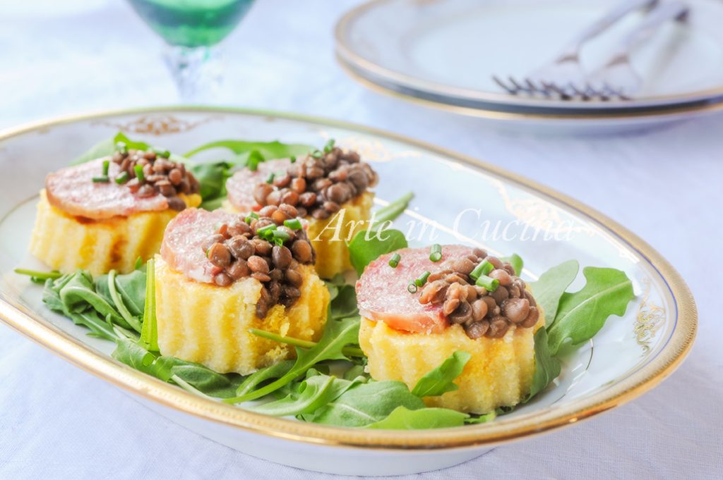 Crostini van polenta, cotechino en linzen