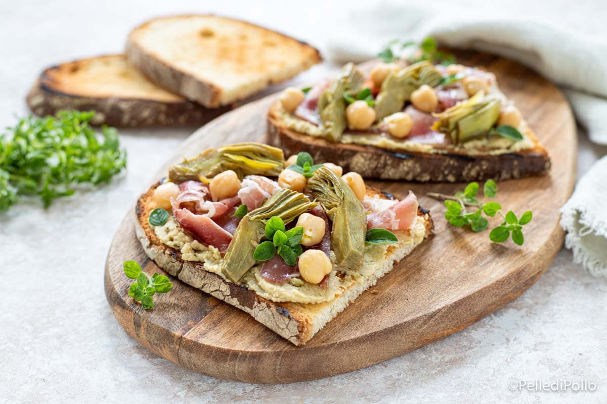 Crostini met artisjokken en kikkererwten