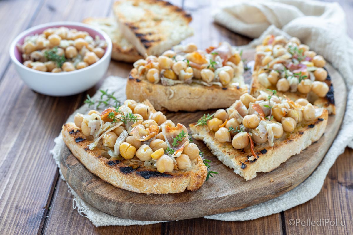 Crostini met kikkererwten en rauwe ham