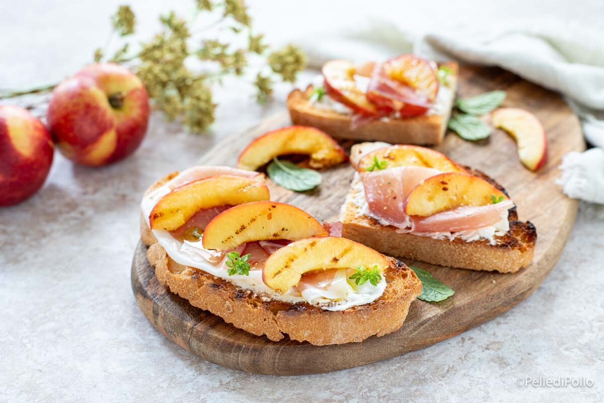 Crostini met perziken en speck