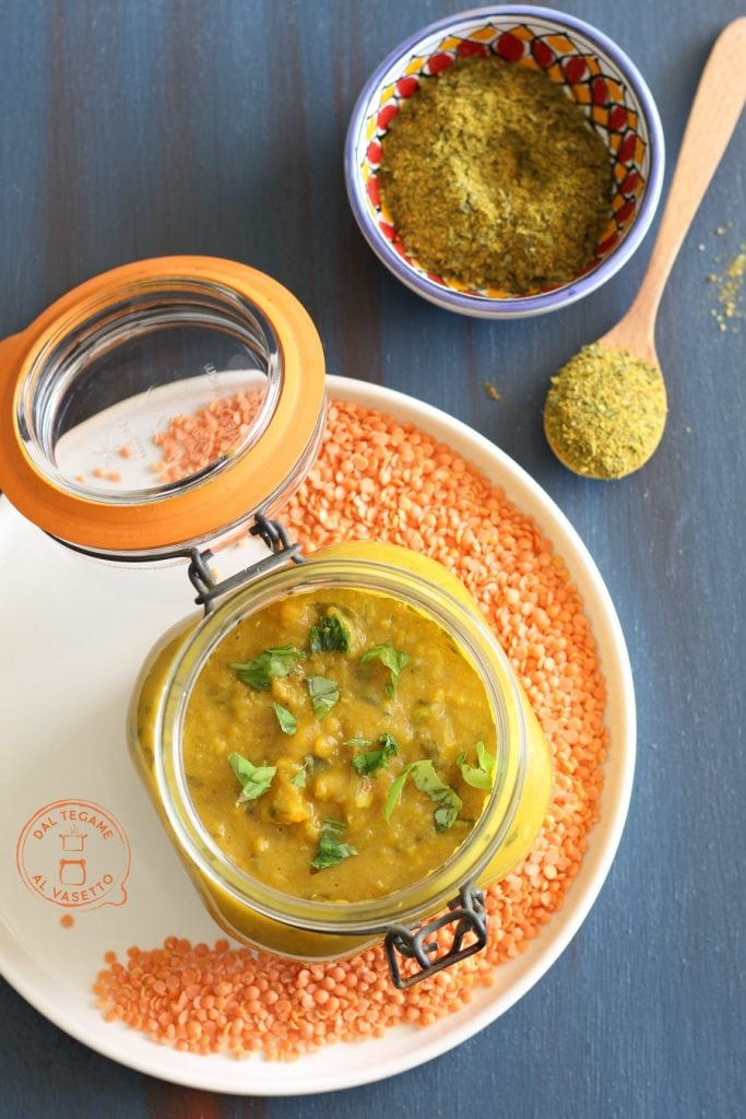 gekruide rode linzenpuree en pompoen in pot gekookt in de microgolfoven