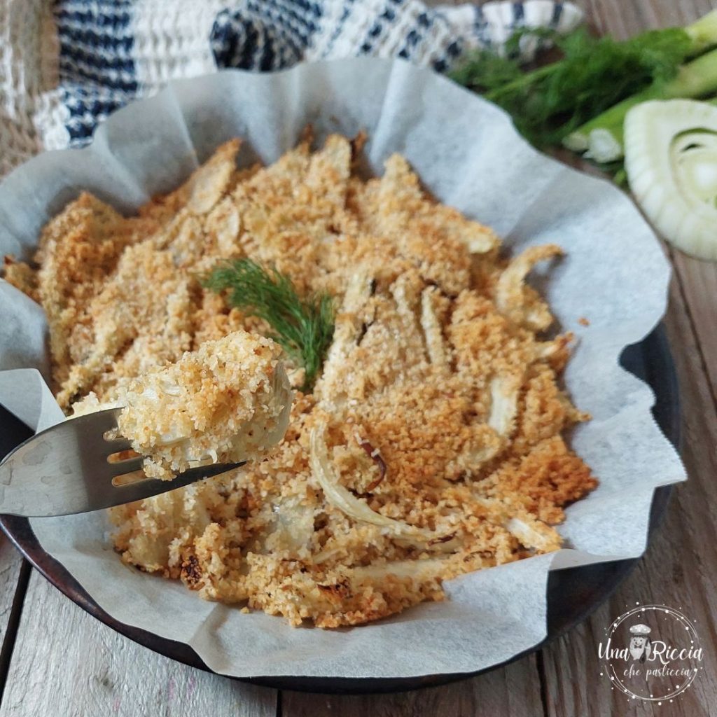 detail van gegratineerde venkel bijgerecht uit de oven