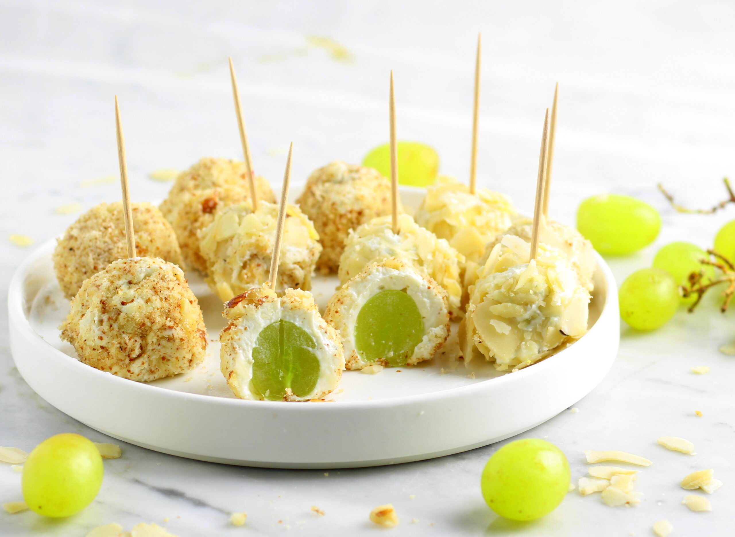 Druivenballetjes met geitenkaas, gorgonzola en noten