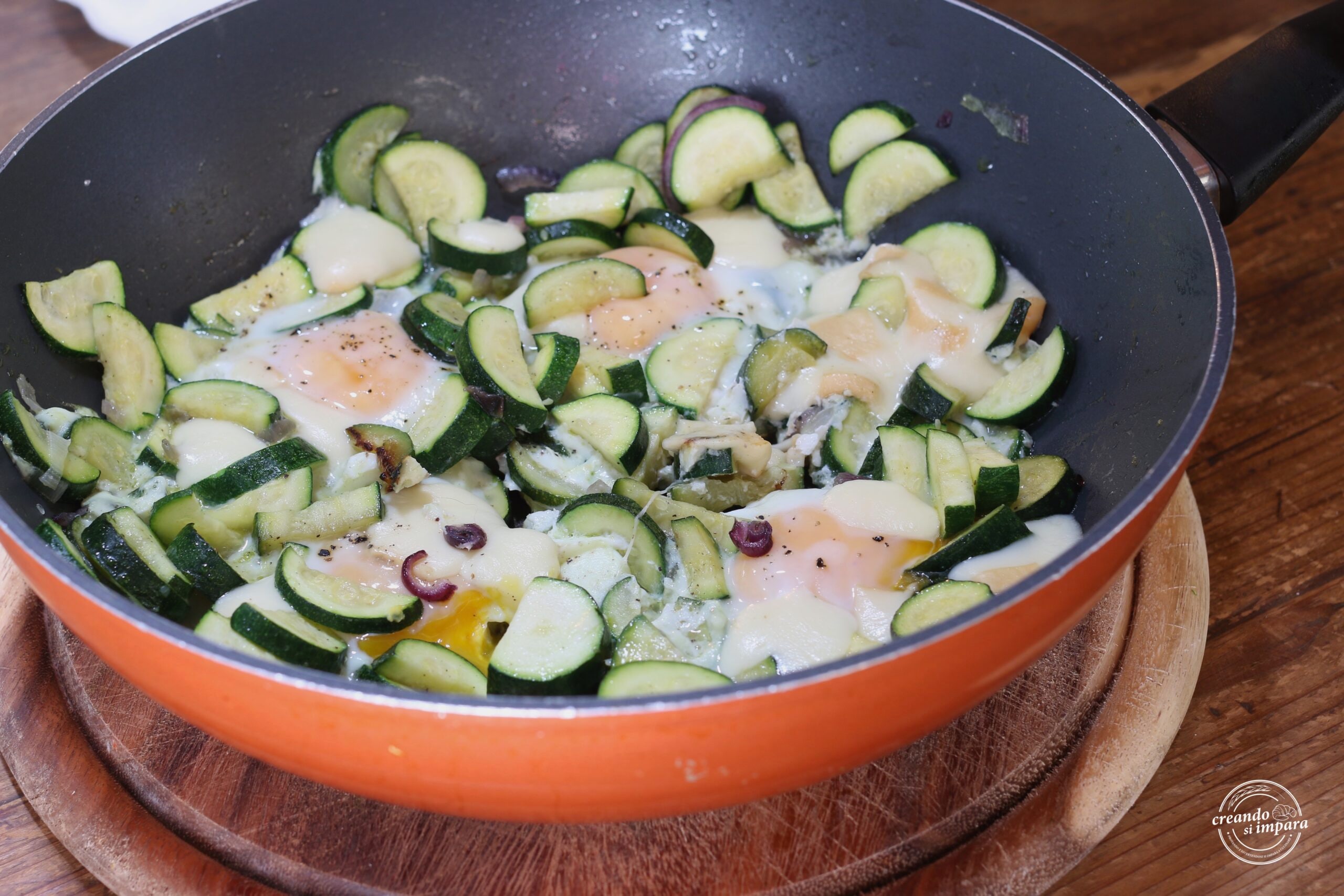 Eieren en gesmolten courgettes