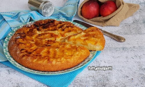 Perzik- en amandelcake in de pan