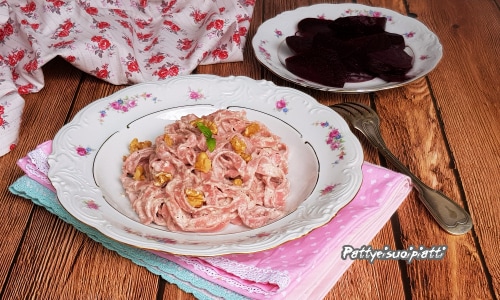 Tagliatelle met rode biet en walnotensaus