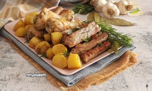 Varkensribbetjes met kip en aardappelen uit de oven