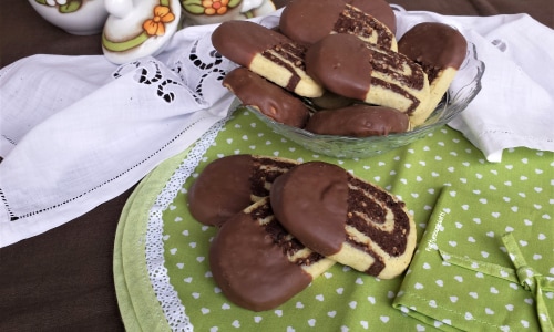 Biscottoni twee soorten deeg met chocolade