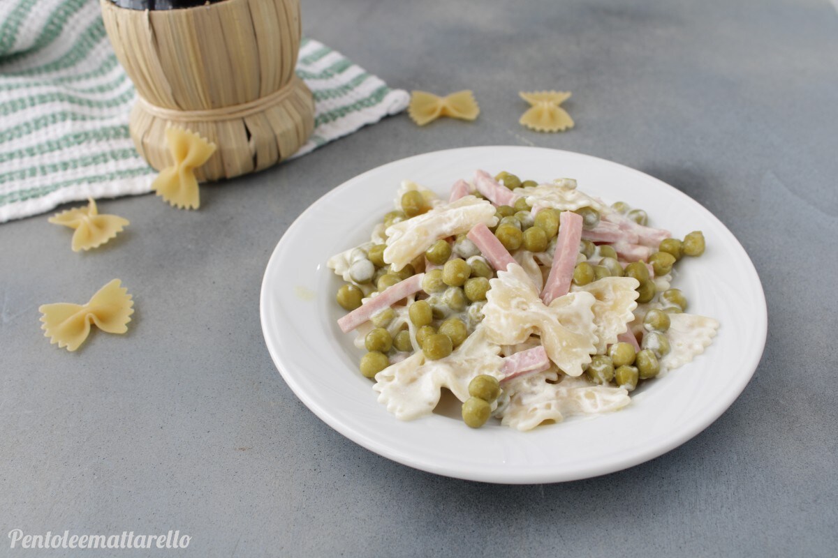 Farfalle met gekookte ham en erwten