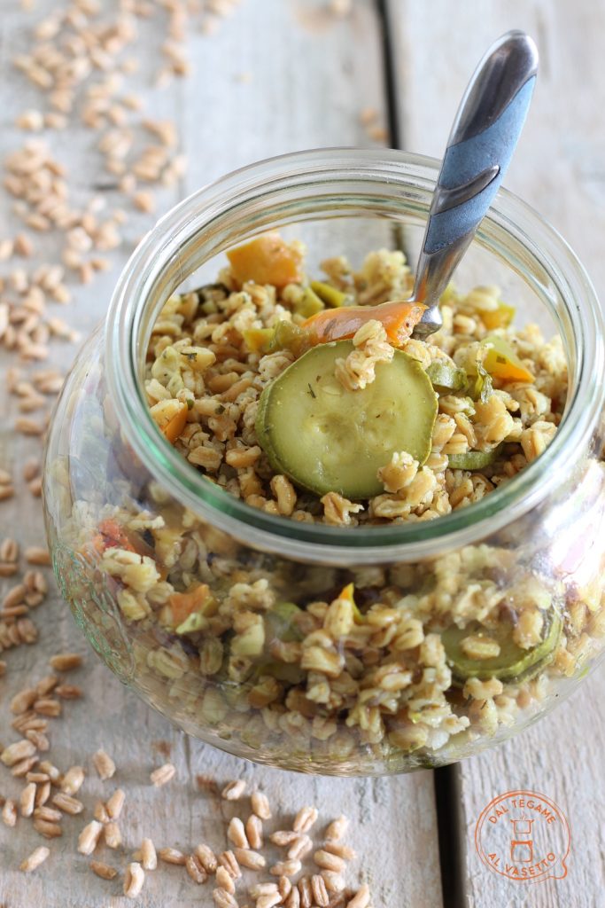 farro gekookt in pot met groenten