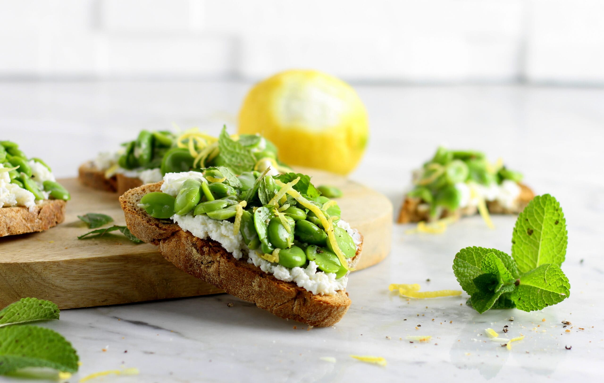 Crostini met tuinbonen, ricotta en pecorino