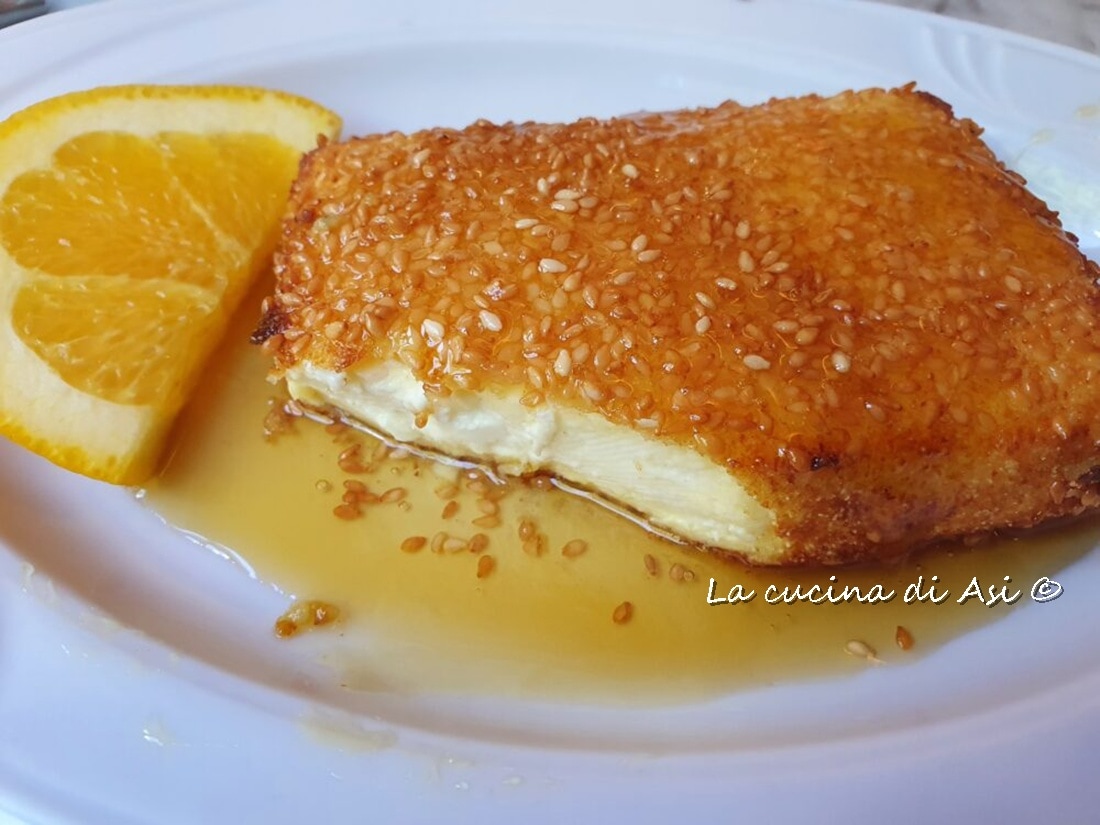 Griekse feta voorgerecht met honing en sesam