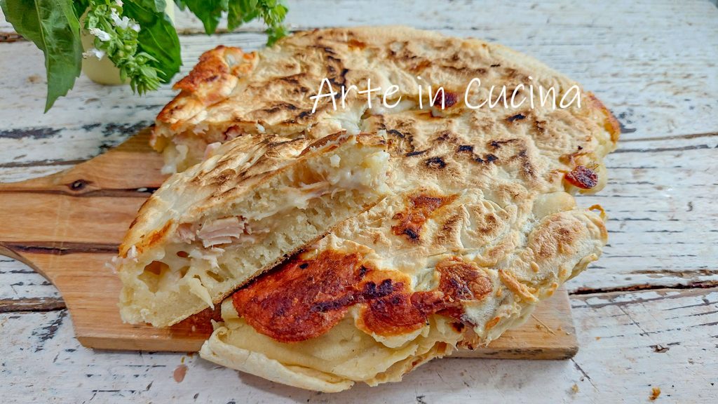 GEVULDE FOCACCIA TONIJN PROVOLA in de pan