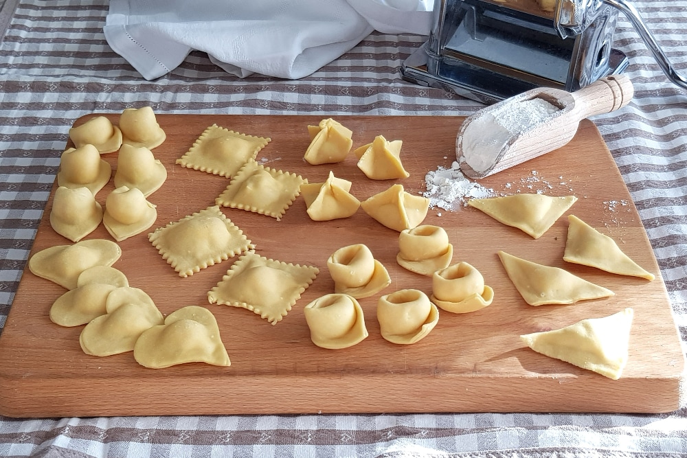 gevulde pasta met ricotta en zalm in boter en salie