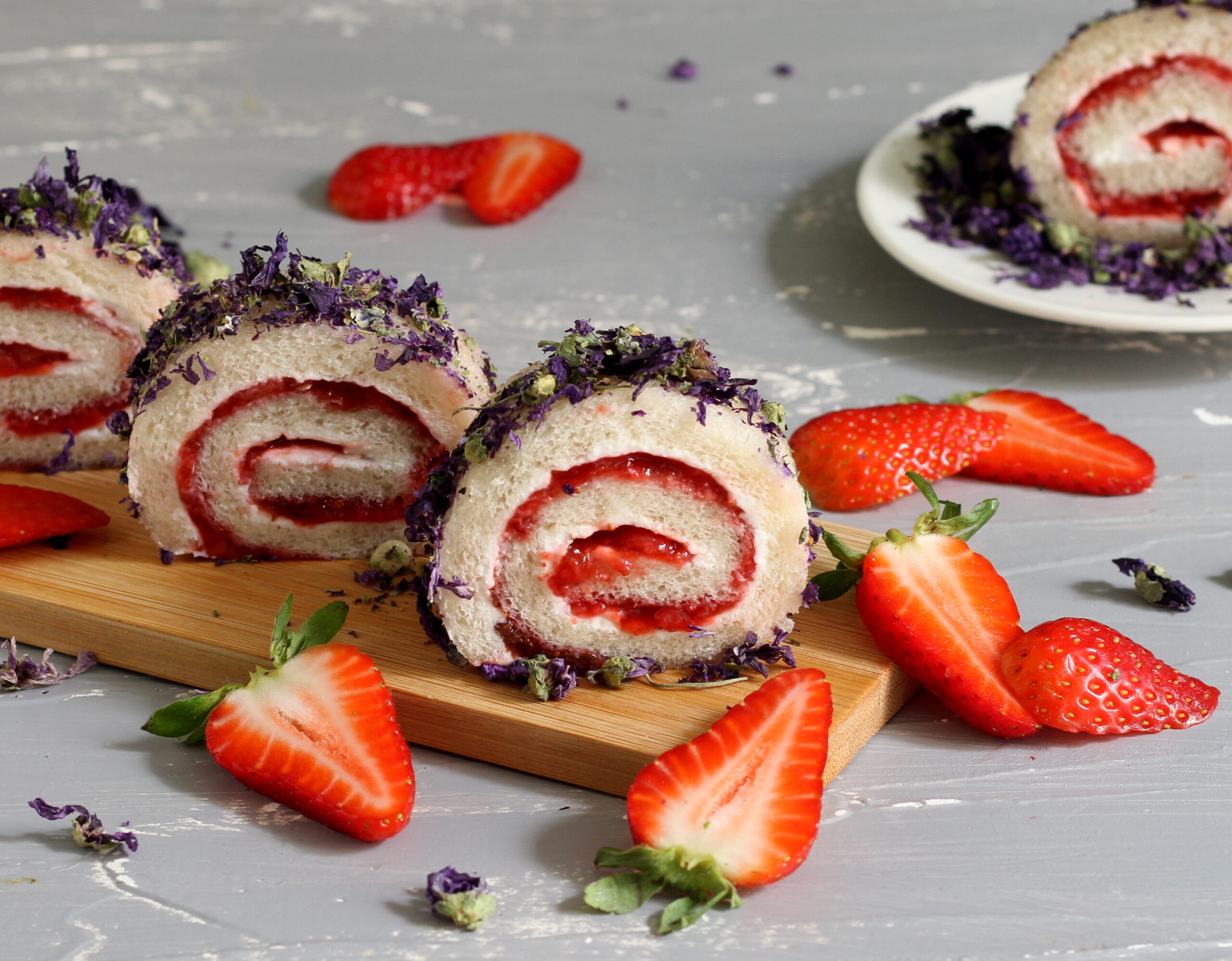 Pancarré en aardbeienrolletjes