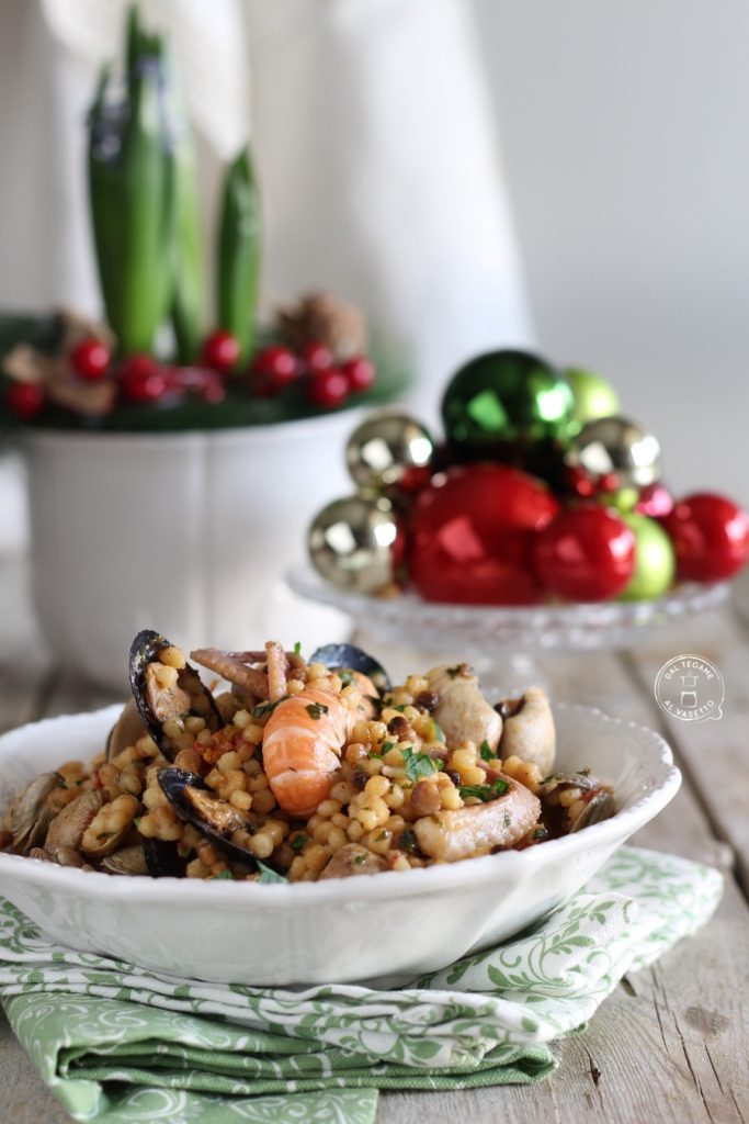 Sardijnse pasta fregola met vis en zeevruchten gekookt in de instant pot
