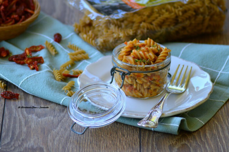 Fusilli met pesto van gedroogde tomaten
