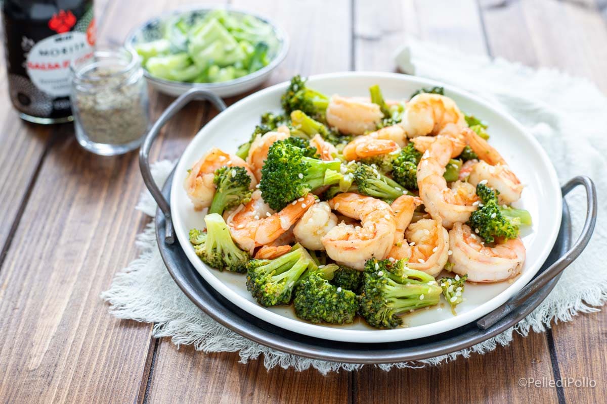 Garnalen en broccoli in de pan