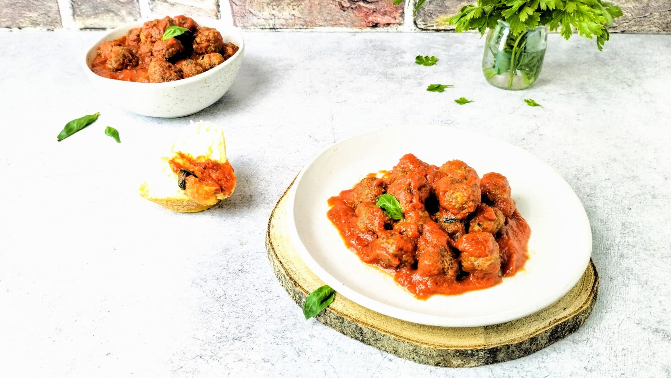 Gefrituurde gehaktballetjes in saus: een traditioneel gerecht met een onmiskenbare smaak