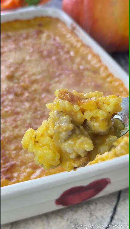 gegratineerde risotto met rode pompoen en worst