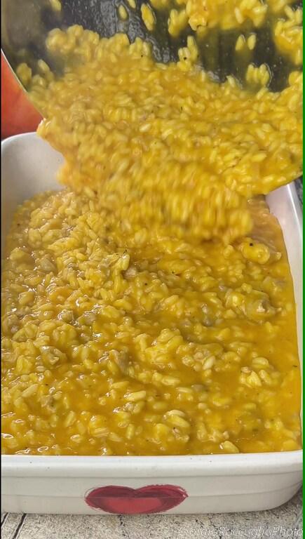 gegratineerde risotto met rode pompoen en worst