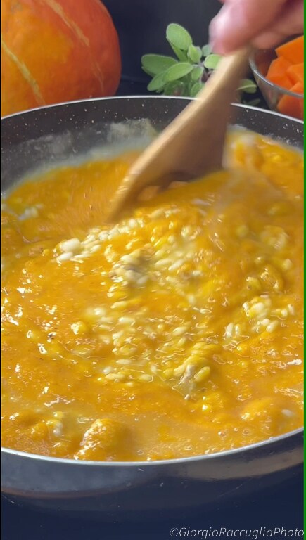 gegratineerde risotto met rode pompoen en worst