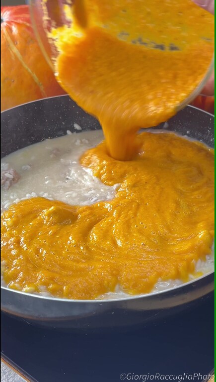 gegratineerde risotto met rode pompoen en worst