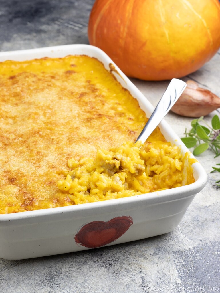 gegratineerde risotto met rode pompoen en worst