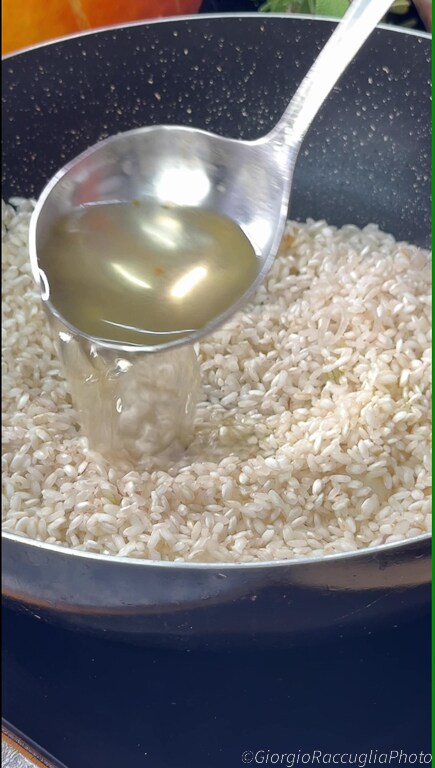 gegratineerde risotto met rode pompoen en worst