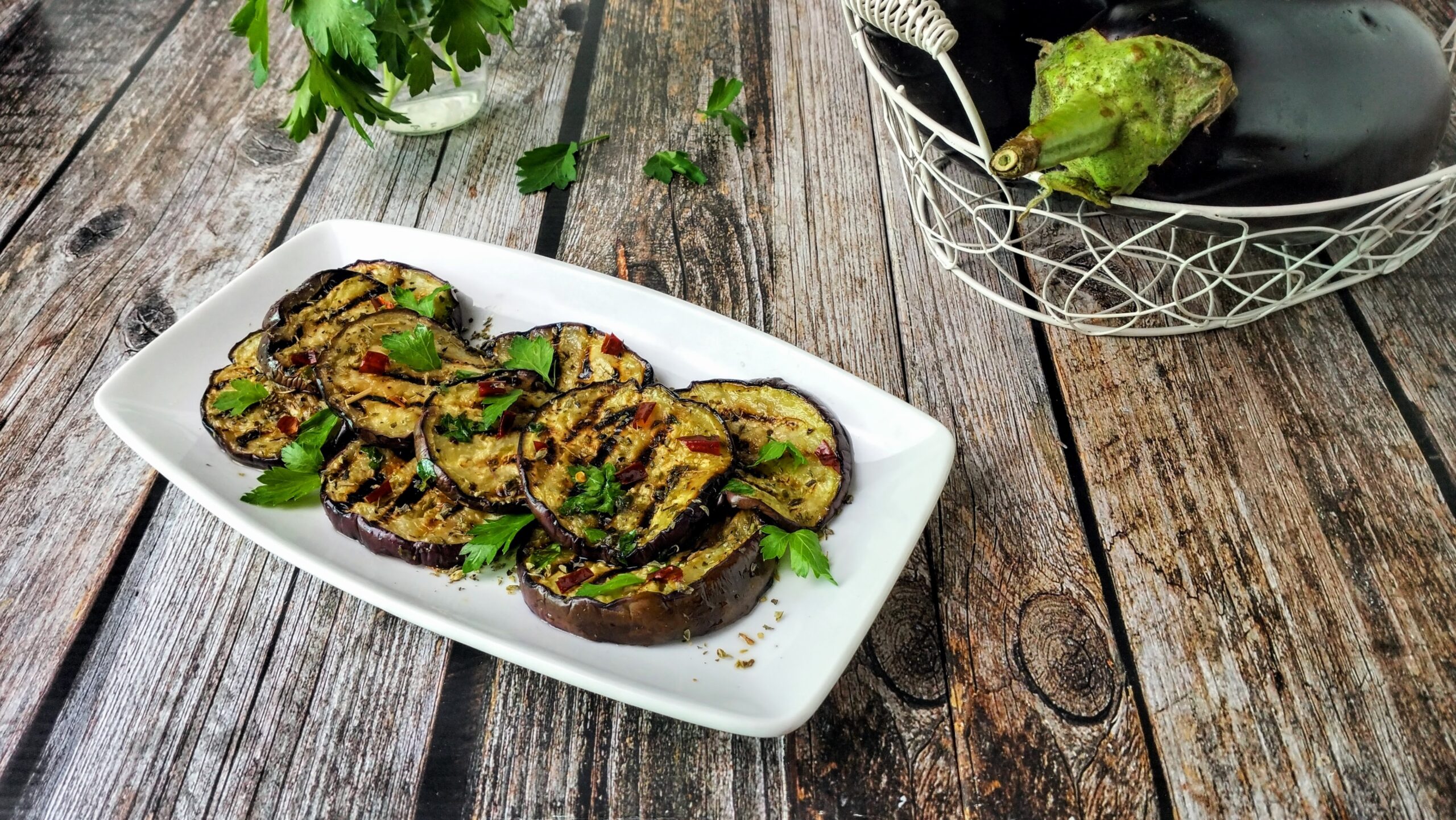 Gegrilde aubergines, smakelijk bijgerecht met mediterrane flair