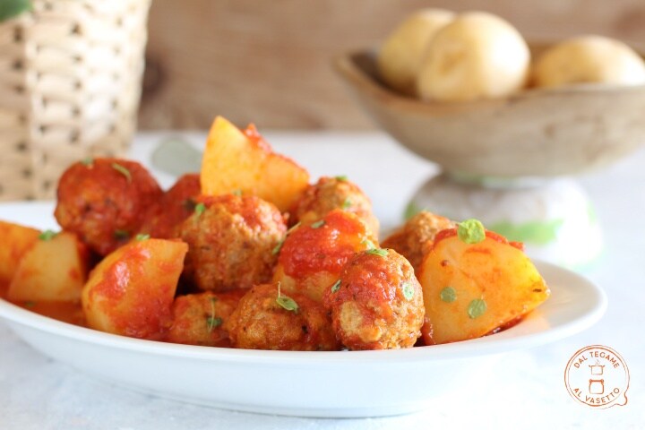 Gehaktballen in tomatensaus in een snelkookpan