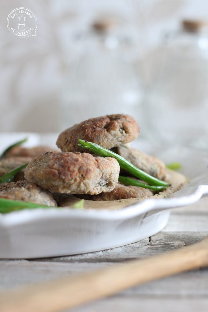 gehaktballen gemaakt met champignons op een puree van cannellinibonen en gebakken lente-uitjes