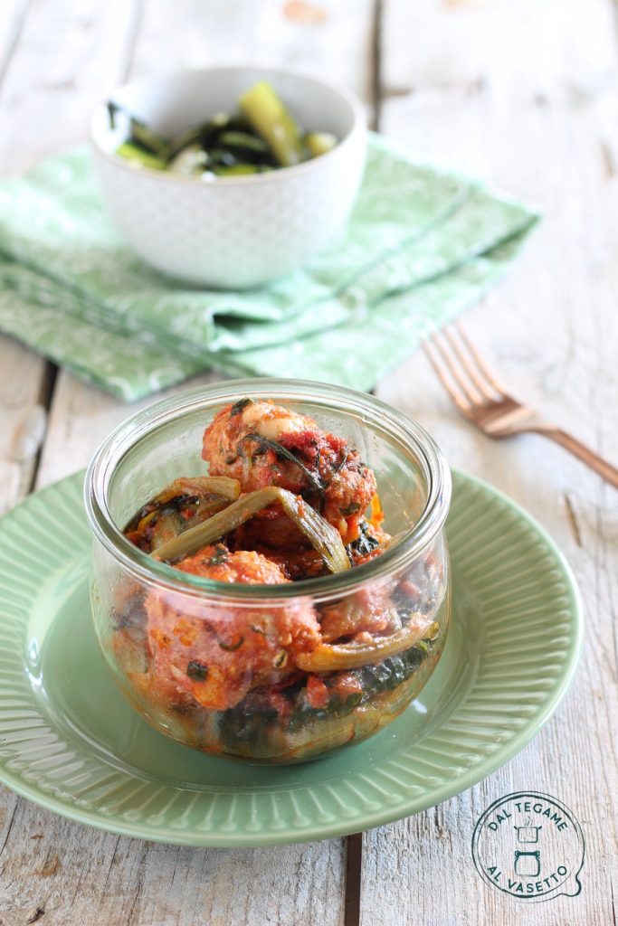 gehaktballetjes in saus met groenten in pot