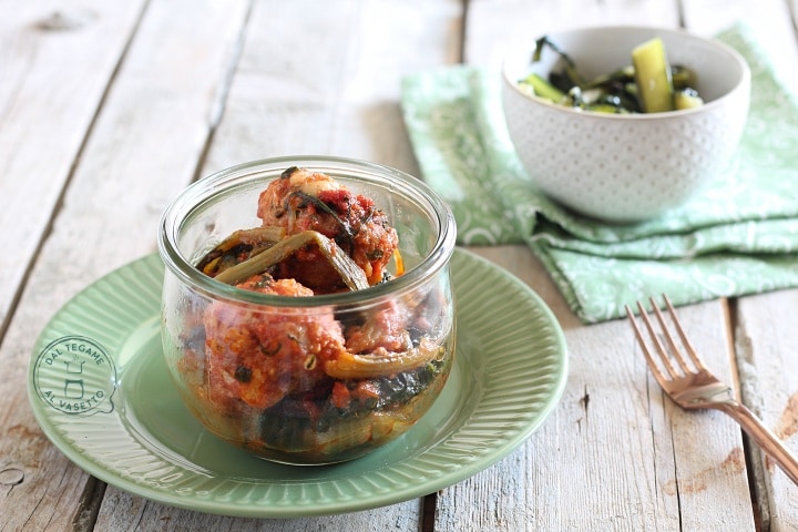 Gehaktballetjes in saus in pot met groenten