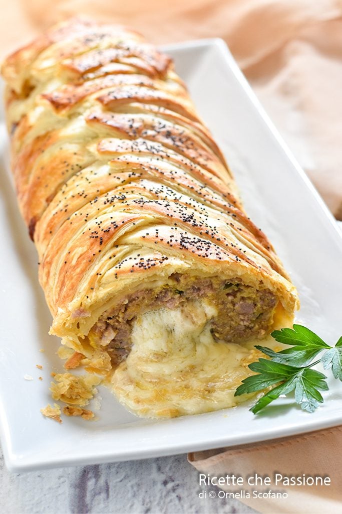 gehaktbrood in korst met worst en gerookte scamorza zelfgemaakt