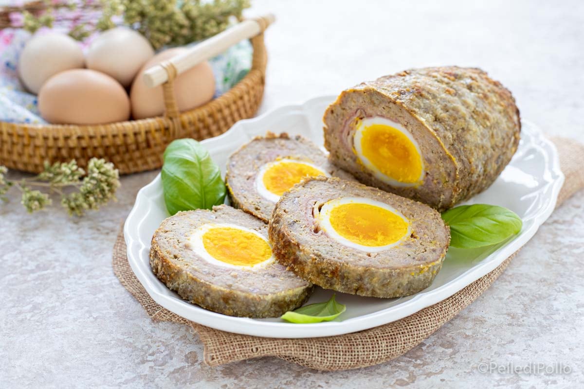 Gehaktbrood met hardgekookte eieren uit de oven