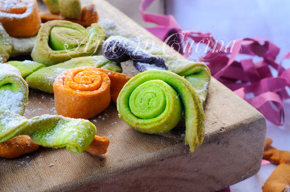 Gekleurde serpentines zoetigheden van Carnaval in de oven