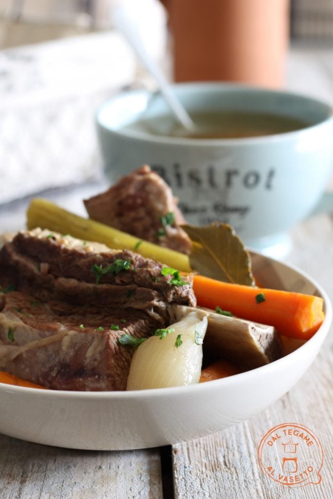 op lage temperatuur gekookt vlees met selderij, wortel en ui met de slow cooker of crockpot