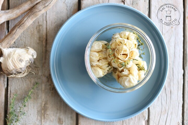 Gekookte knoflook in pot