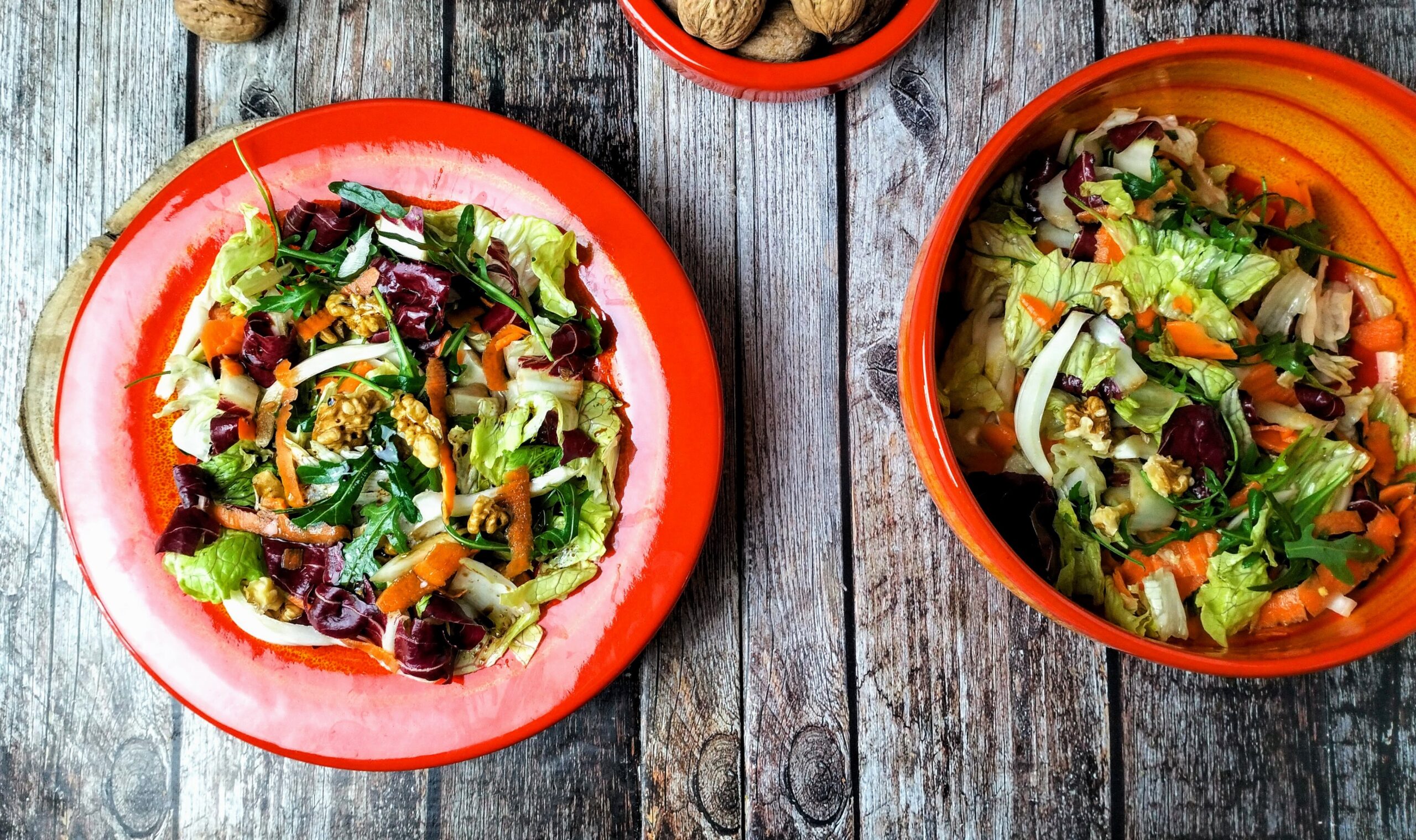 Gemengde salade met walnoten: het gerecht rijk aan seizoensgroenten met een verrassende knapperige noot.