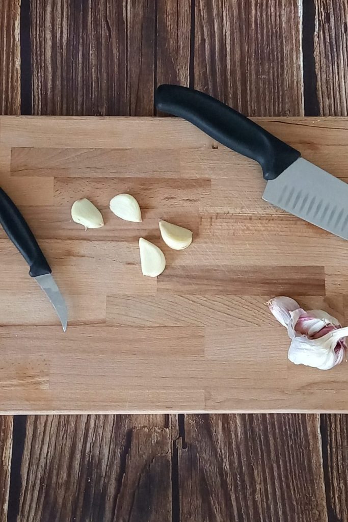 gepelde knoflookteentjes voor het maken van knoflookbruschetta