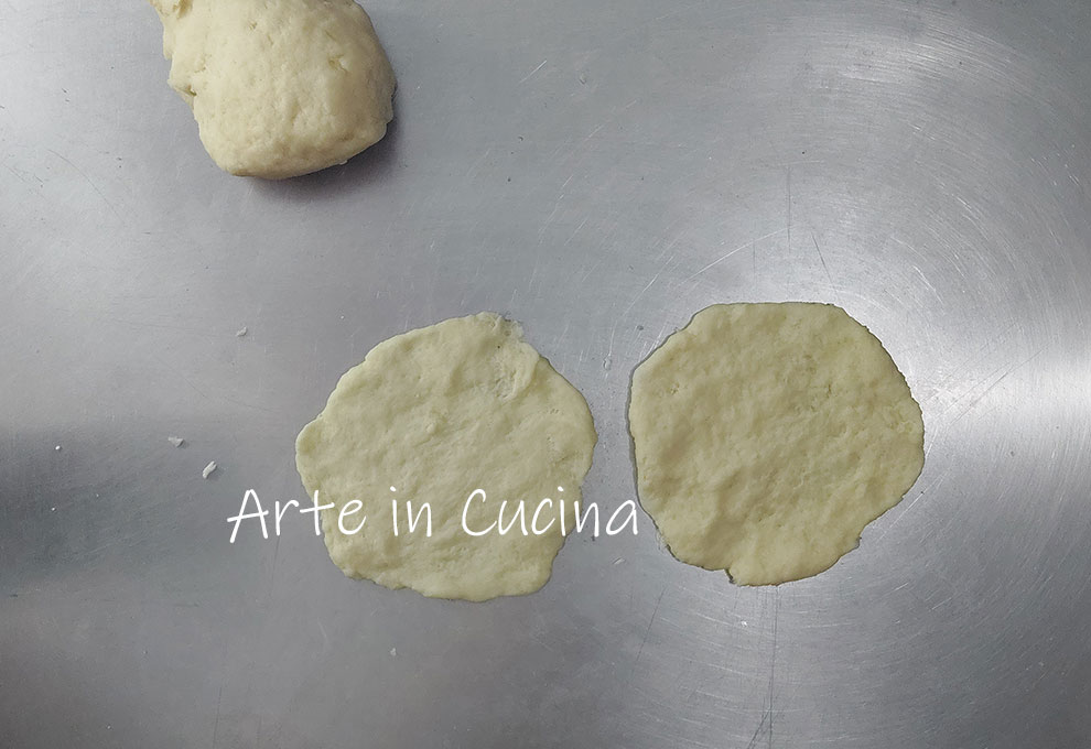 GEPLATTE AARDAPPEL PIZZETTE met bacon en provola