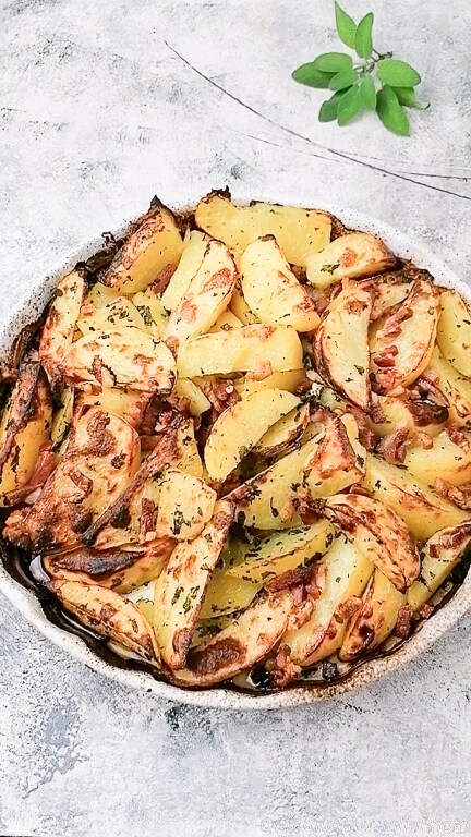 geroosterde aardappelen met peterselie, salie en spek