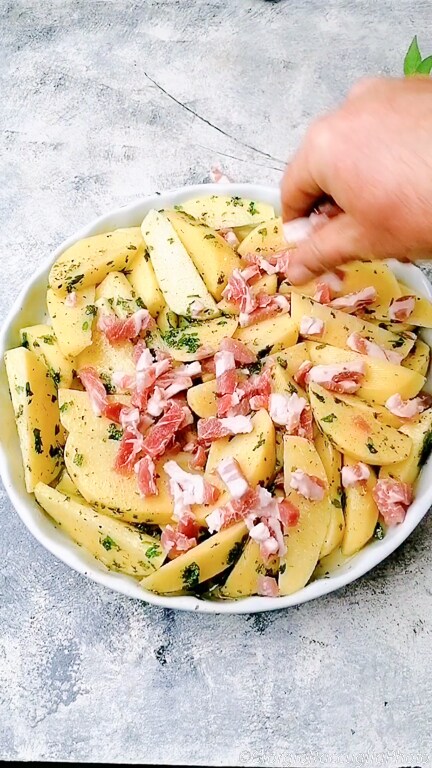 geroosterde aardappelen met peterselie, salie en spek