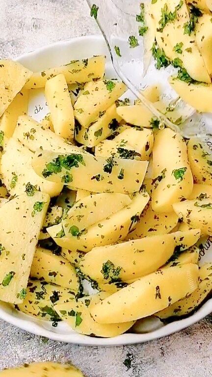 geroosterde aardappelen met peterselie, salie en spek