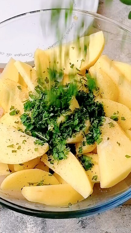 geroosterde aardappelen met peterselie, salie en spek