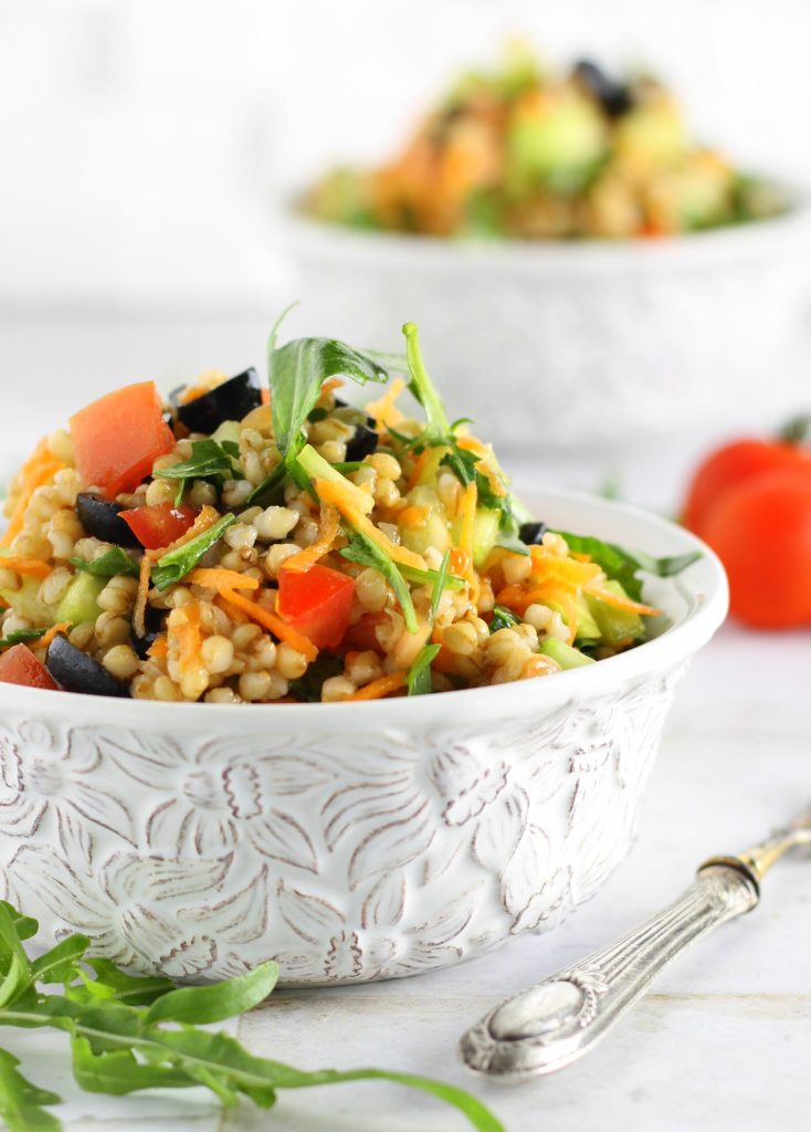 Koude gerstsalade met rauwe groenten