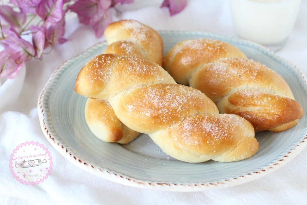 gevlochten broodjes met suiker