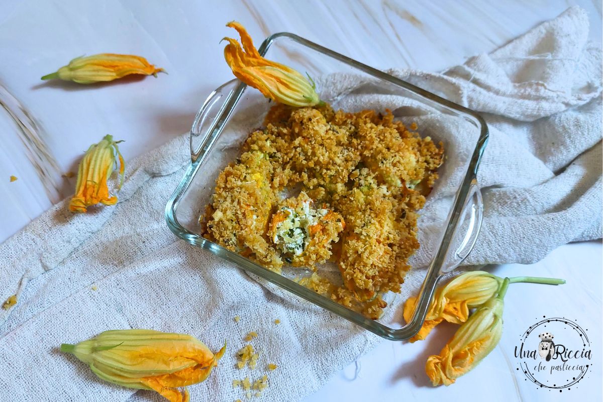 Gevulde en gegratineerde courgettebloemen